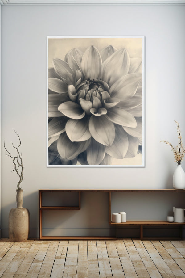 Imagen detallada de una dalia en blanco y negro, destacando la riqueza de sus pétalos y la profundidad de la flor, perfecta para un ambiente elegante y sofisticado.