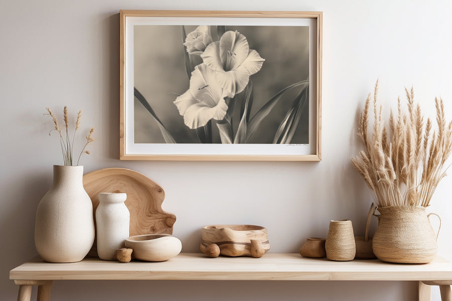 Ilustración artística en blanco y negro de un gladiolo, destacando la estructura y elegancia de sus flores y hojas, perfecta para una decoración refinada y contemporánea.